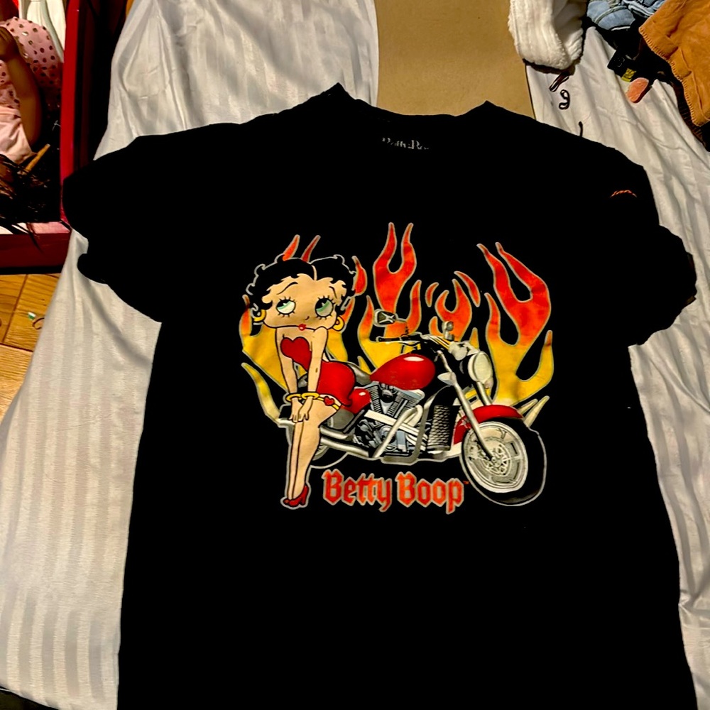 A shirt size small to smalll